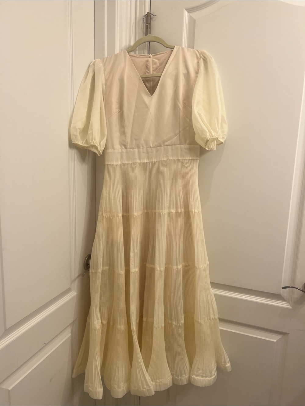 Elegant Cream Pleated and Tiered Puff-Sleeve Maxi Dress